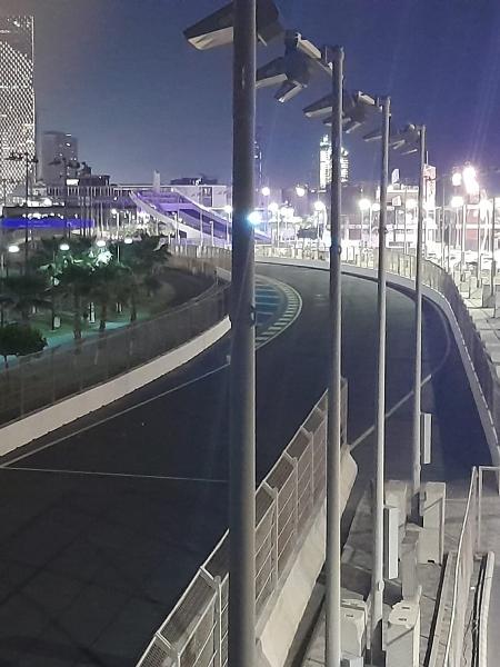 Fórmula 1: Vista do circuito de Jeddah de uma passarela que passa por cima da pista