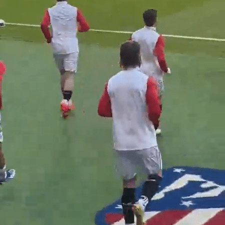 Momento em que Sergio Ramos pisa no escudo do Atletico de Madrid
