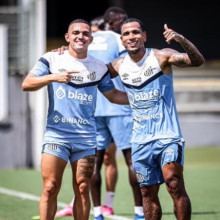 Marcelinho (esq.) e Otero em treino pelo Santos no CT Rei Pelé