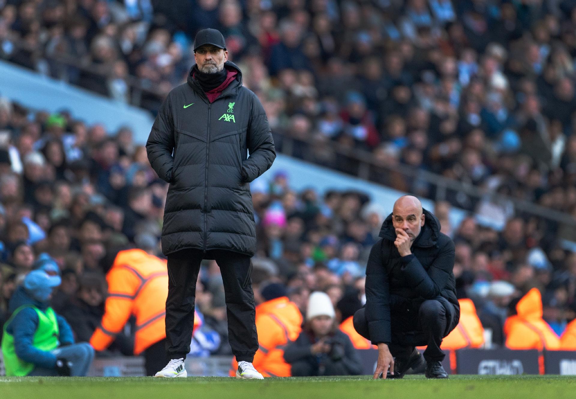 Klopp e Guardiola durante jogo entre Liverpool e City no Etihad Stadium  - undefined