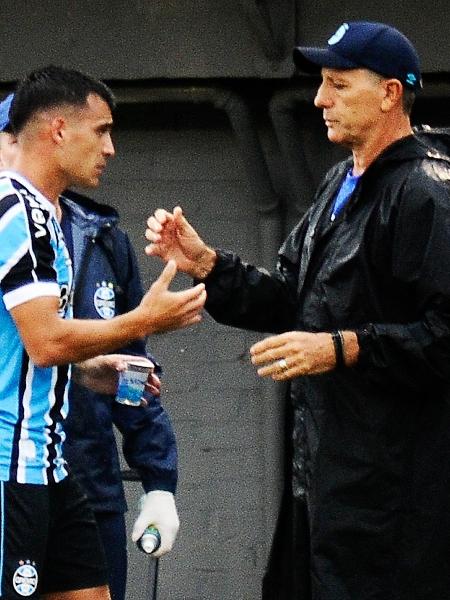 Cristaldo cumprimenta Renato Gaúcho após gol pelo Grêmio contra o Caxias pelo Gauchão