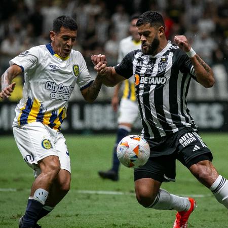 Hulk, do Atlético-MG, disputa a bola na partida contra o Rosario Central pela Libertadores