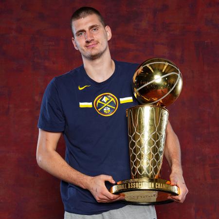 Nikola Jokic, atual MVP das Finais da NBA, com o troféu Larry O'Brien