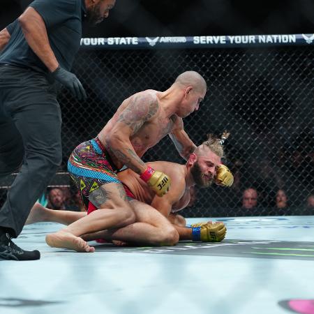 Alex Poatan nocauteia Jiri Prochazka no UFC 303