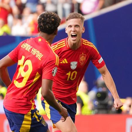 Dani Olmo comemora com Yamal após marcar pela Espanha contra a Alemanha, na Eurocopa