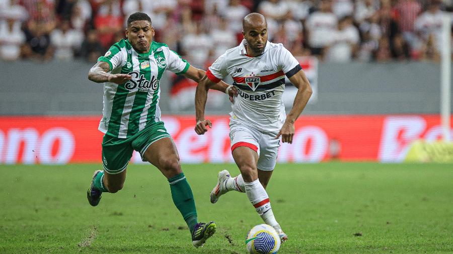 Lucas em ação pelo São Paulo em partida contra o Juventude, válida pela 18ª rodada do Campeonato Brasileiro, no Estádio Mané Garrincha