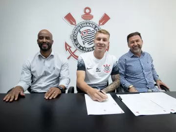 Corinthians oficializa a contratação do volante Charles