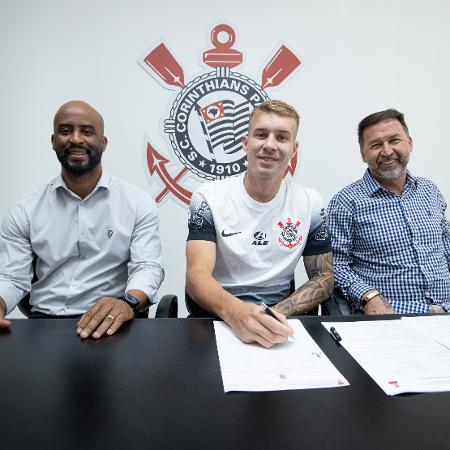  Timão fechou contrato com o volante Charles junto ao Football Club Midtjylland