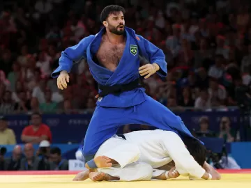 Judô: Rafael Macedo atropela sul-coreano e brigará pelo bronze em Paris