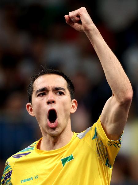 Hugo Calderano, atleta de tênis de mesa brasileiro, em jogo contra Alexis Lebrun, da França