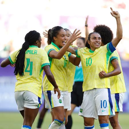 Marta comemora com as jogadoras da seleção feminina ainda na estreia nos Jogos Olímpicos