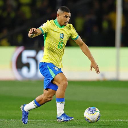 André, volante da seleção brasileira, em partida contra o Equador pelas Eliminatórias da Copa do Mundo.