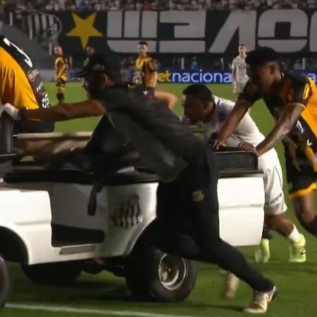 Carrinho de maca quebra e jogadores precisam empurrá-lo, em Santos x Novorizontino