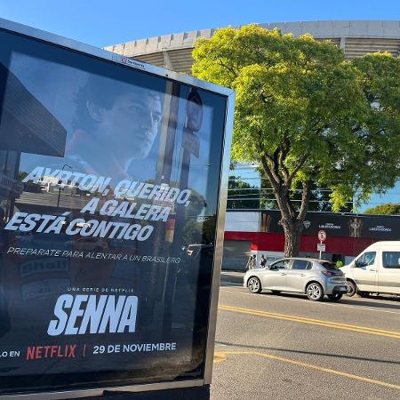 Cartaz da série de Ayrton Senna em frente ao Monumental no dia da final da Libertadores