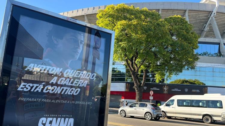 Cartaz da série de Ayrton Senna em frente ao Monumental no dia da final da Libertadores