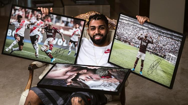 Gabigol com quadros autografados vendidos na loja própria