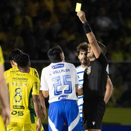 Árbitro Bruno Arleu de Araújo dá cartão amarelo durante jogo entre Mirassol e Cruzeiro no Brasileirão