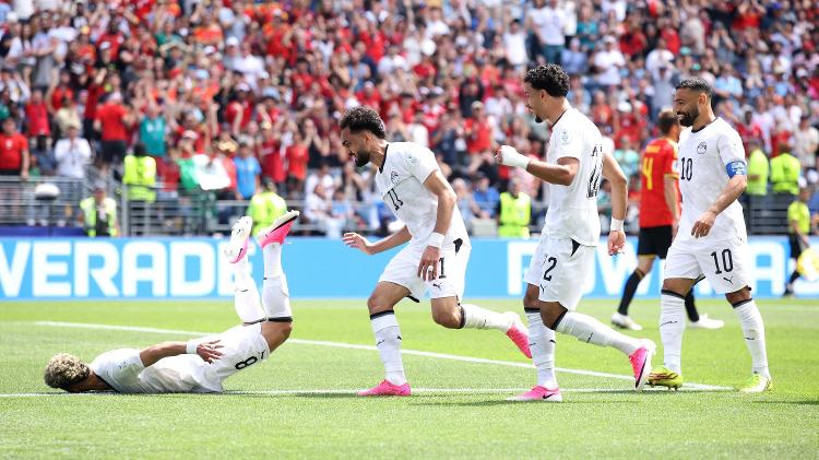 Jogadores do Egito comemoram gol de Emam Ashour (no chão), contra a Bélgica, na Copa do Mundo