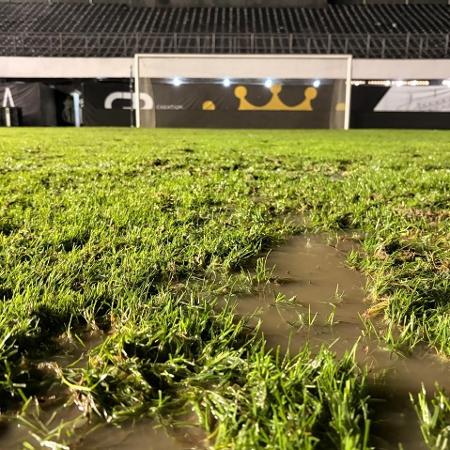 Chuva volta a expor péssimas condições do gramado da Vila Belmiro 