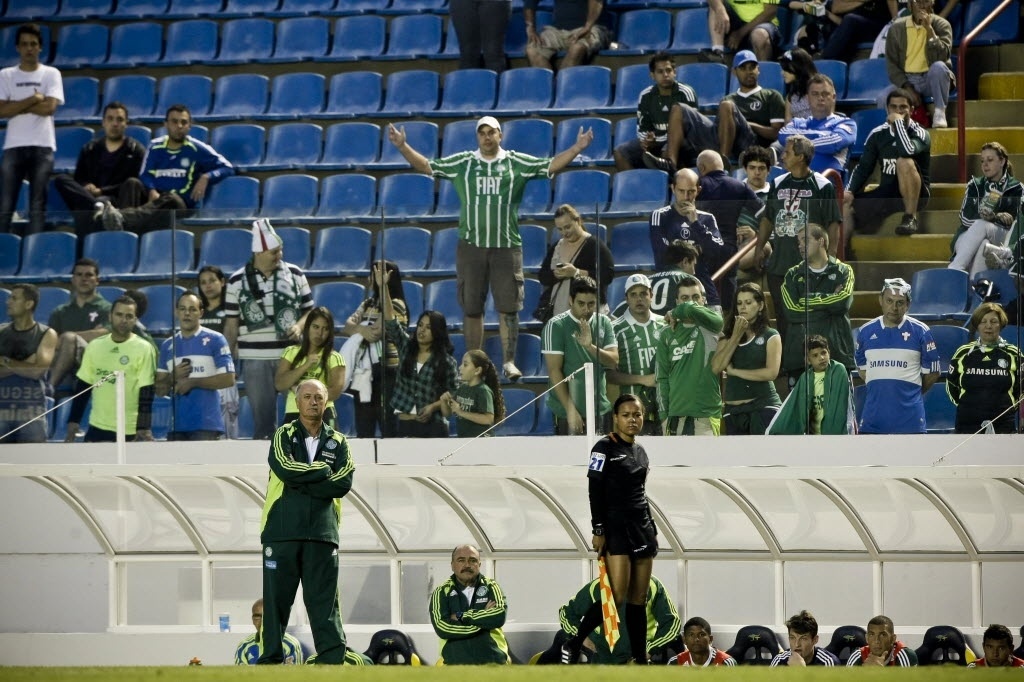 Felipão, técnico do Palmeiras, acompanha jogo contra o Coritiba válido pelo Brasileiro, disputado no estádio Arena Barueri, em novembro de 2011