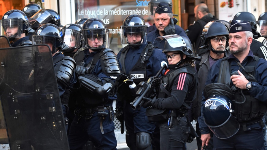 França prepara força policial extra para que população mantenha quarentena durante feriado de Páscoa - Philippe Huguen/AFP Photo