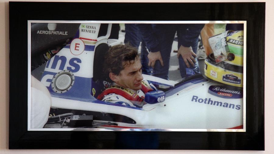 Senna no grid de Ímola em 94, naquela que o fotógrafo Graeme Glew acredita ser a última foto do brasileiro sem capacete - Graeme Glew/Acervo pessoal