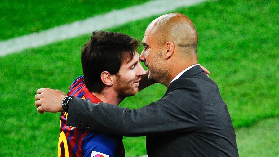 Guardiola abraça Messi durante jogo do Barcelona em 2012 - David Ramos/Getty Images