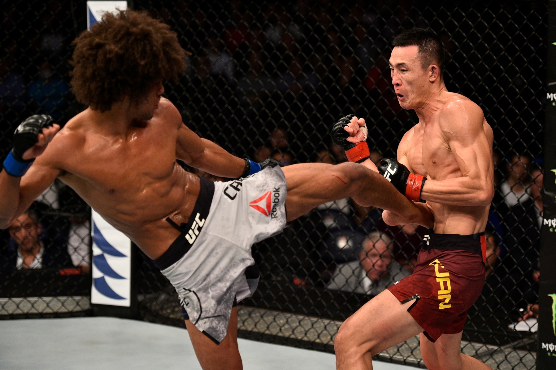 Wang Guan também venceu em casa ao superar o americano Alex Caceres por decisão dividida - Brandon Magnus/Zuffa LLC via Getty Images