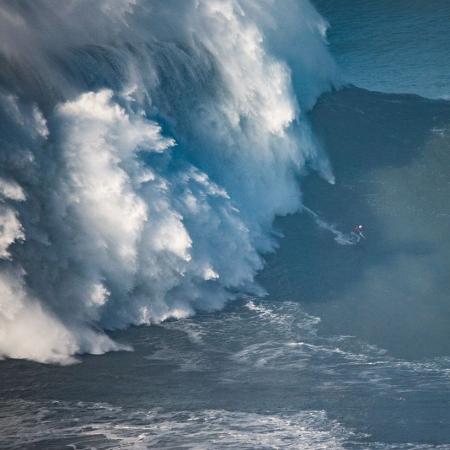 Maya Gabeira surfa onda gigante em Nazaré - Bruno Aleixo/Divulgação