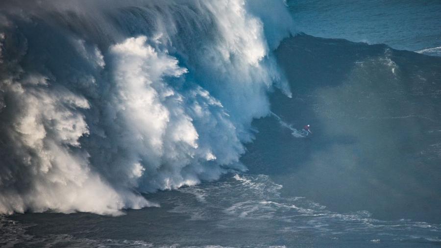 A onda gigante surfada por Maya Gabeira na Nazaré, que pode fazê-la entrar no Guiness  - Bruno Aleixo/Divulgação
