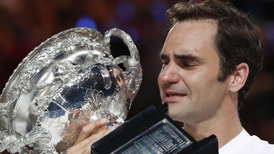 Roger Federer com o troféu do Aberto da Austrália, o 20º título de Grand Slam da carreira - REUTERS/Issei Kato