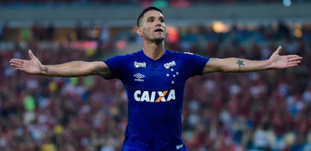 Thiago Neves comemora o segundo gol do Cruzeiro sobre o Flamengo - Thiago Ribeiro/AGIF