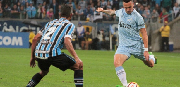 Andrés Lamas, do Atlético Tucumán, arma chute de frente para a marcação de Léo Moura - Lucas Sabino/AGIF - Lucas Sabino/AGIF