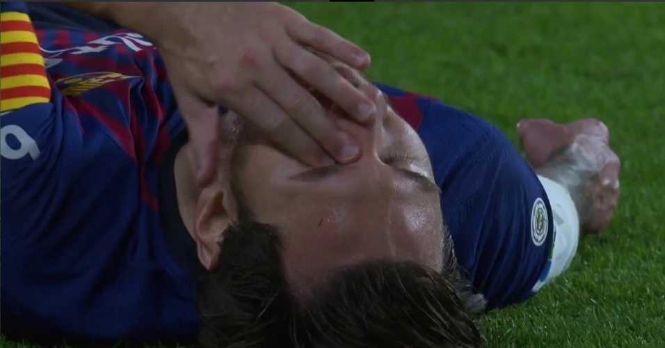 Messi deixa o gramado com o braço direito enfaixado