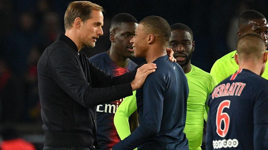 Thomas Tuchel, técnico do PSG, abraça Mbappé após vitória sobre o Lille - FRANCK FIFE / AFP