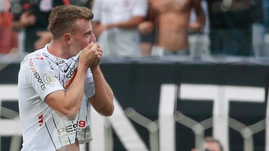 Carlos Augusto comemora único gol marcado pelo Corinthians, contra a Chapecoense - Marcello Zambrana/AGIF