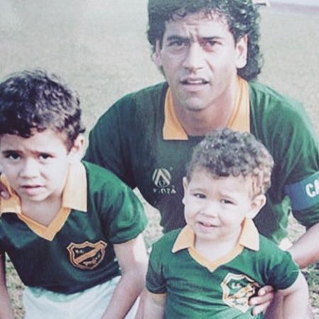 Marcelo Castan, na época de jogador, com os filhos Leandro (esq) e Luciano (dir) - Reprodução / Instagram