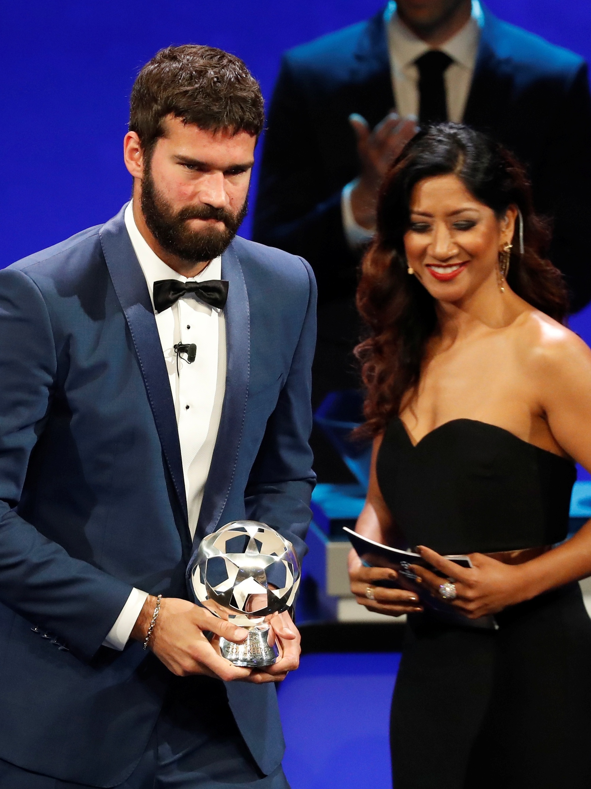 Alisson é eleito melhor goleiro do mundo no prêmio Bola de Ouro - ISTOÉ  Independente