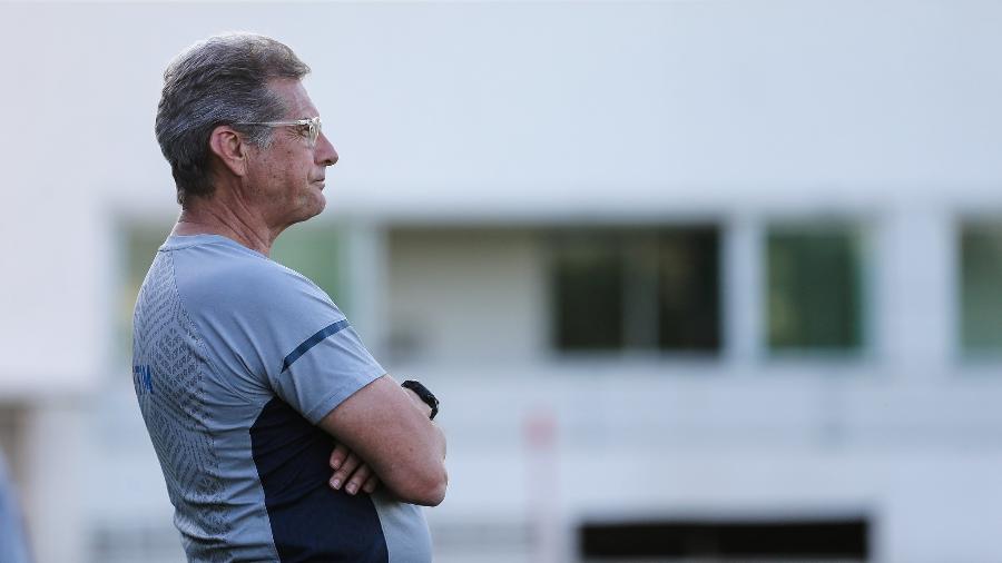 Oswaldo de Oliveira observa treino do Fluminense; técnico tem poucas opções defensivas - Lucas Merçon/Fluminense FC