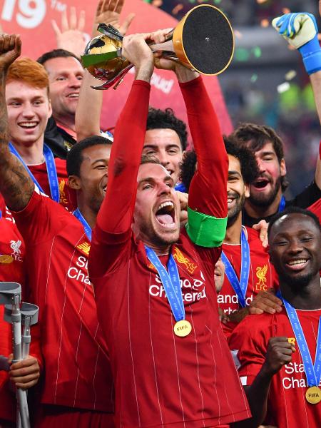Jordan Henderson levanta o troféu do Mundial de Clubes 2019 conquistado pelo Liverpool - Giuseppe Cacace/AFP