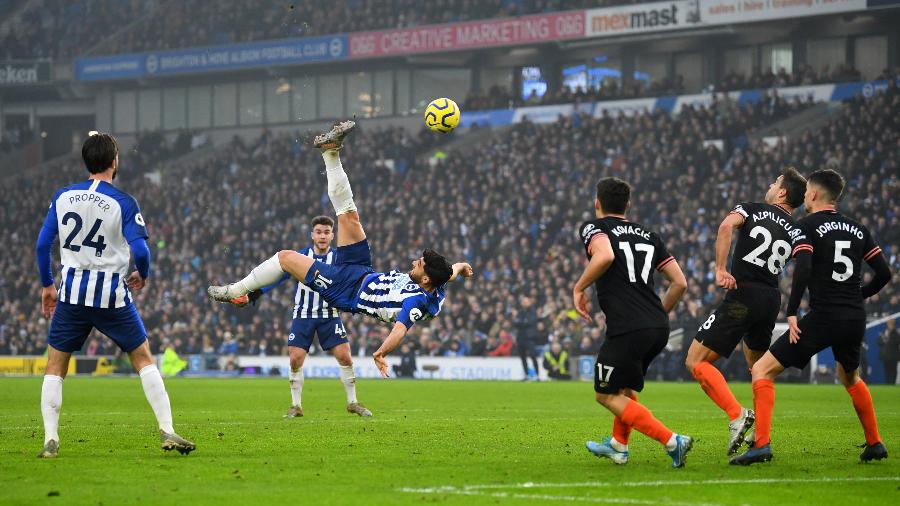 Alireza Jahanbakhsh, do Brighton, faz gol de bicicleta contra o Chelsea pelo Campeonato Inglês - Dylan Martinez/AFP
