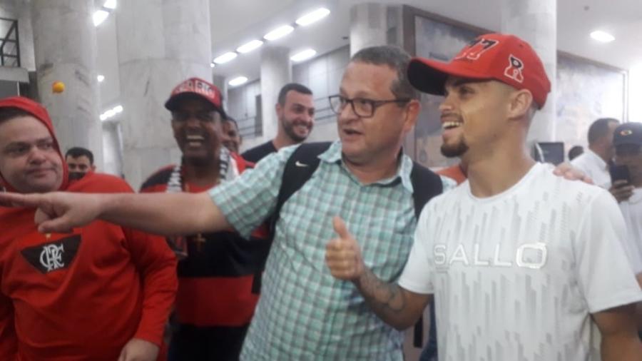 Michael desembarca no aeroporto do Rio e é recebido por poucos torcedores do Flamengo - Alexandre Araújo/UOL