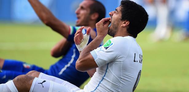 Suárez, Sheik e outros | Relembre as mordidas que já rolaram no futebol