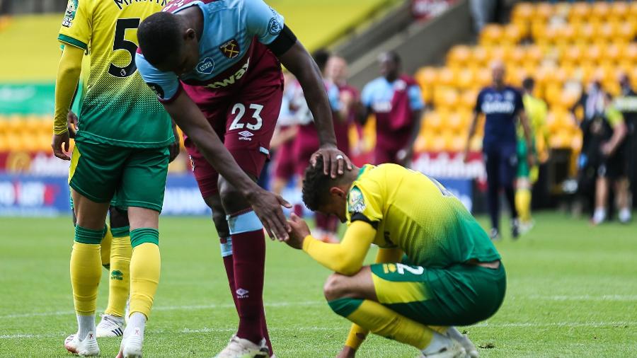 Issa Diop, do West Ham, consola o zagueiro Max Aarons, do Norwich, que foi rebaixado no Inglês - Alex Pantling / POOL / AFP