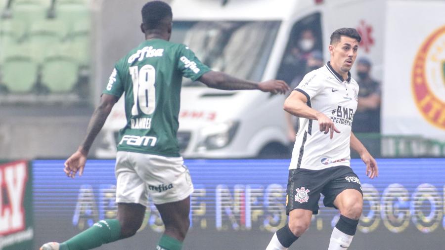 Danilo Avelar carrega a bola no clássico Palmeiras x Corinthians - Rodrigo Coca/Agência Corinthians