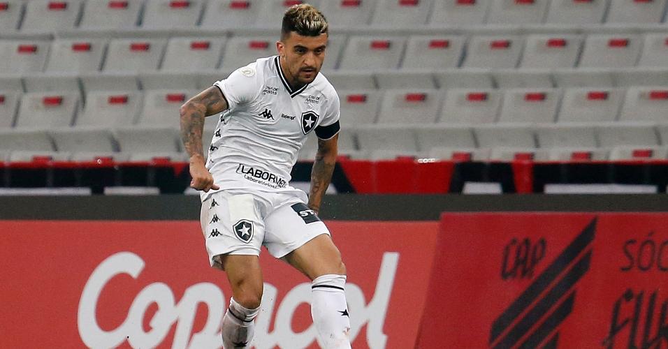 Victor Luis marcou o gol do Botafogo, de pênalti, contra o Athletico