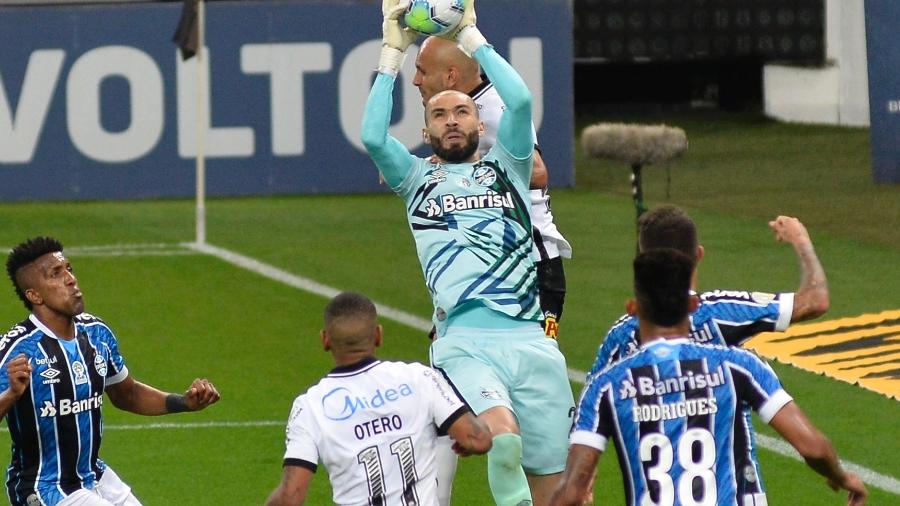Vanderlei faz defesa pelo Grêmio em jogo contra o Corinthians no Brasileirão - Bruno Ulivieri/AGIF