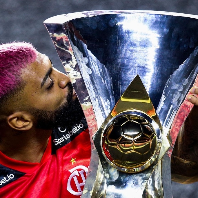 Após benzer a taça da Copa do Brasil, torcedores do Flamengo