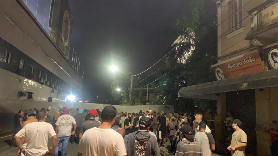 Torcedores do Santos protestam na Vila Belmiro após derrota em clássico - Reprodução