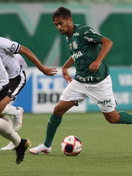 Gustavo Scarpa dribla jogadores da Inter de Limeira em jogo do Palmeiras - Cesar Greco/Palmeiras